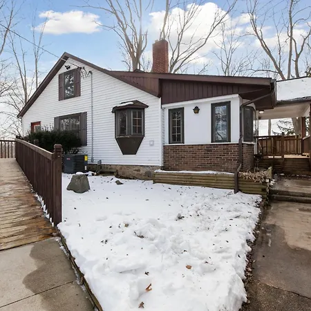 Farmhouse In Battle Creek Whit Hub Tube